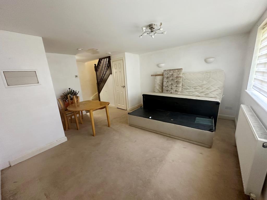 Lot: 52 - VACANT HOUSE FOR IMPROVEMENT - Living room